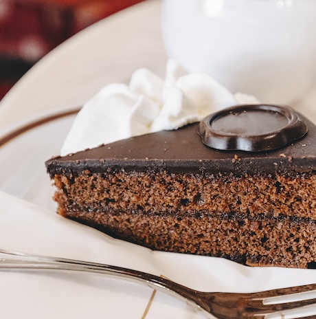 ein Stück Sacher-Torte mit Sahne
