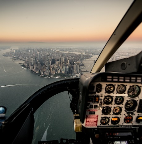 Blick auf Manhattan aus einem Helicopter bei Sonnenaufgang